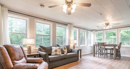 CHARMING COTTAGE STEPS FROM CASTLE ROCK LAKE - PET FRIENDLY