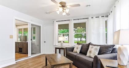 CHARMING COTTAGE STEPS FROM CASTLE ROCK LAKE - PET FRIENDLY