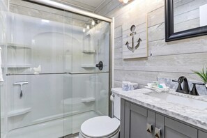 Towels - CHARMING COTTAGE STEPS FROM CASTLE ROCK LAKE  - PET FRIENDLY (Ardale)