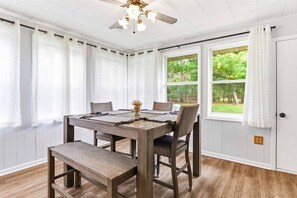 Dining - CHARMING COTTAGE STEPS FROM CASTLE ROCK LAKE  - PET FRIENDLY (Ardale)