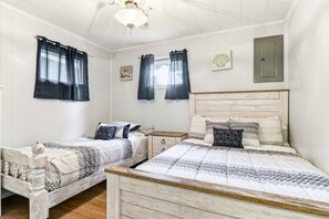 2 bedrooms, free WiFi, bed sheets - CHARMING COTTAGE STEPS FROM CASTLE ROCK LAKE  - PET FRIENDLY (Ardale)