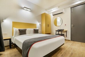 Deluxe Double Room | Rollaway beds, free WiFi, bed sheets - BK Studio (Gurugram)