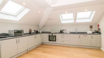 Kühlschrank, Geschirrspüler, Kochgeschirr/Geschirr/Besteck