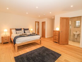 4 bedrooms, individually decorated, individually furnished, free WiFi