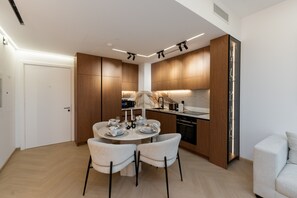 Fridge, microwave, oven, coffee/tea maker - Lavish 2BR with Spectacular Sea Views (Dubai)
