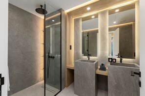 Bathtub, hair dryer, towels - Lavish 2BR with Spectacular Sea Views (Dubai)