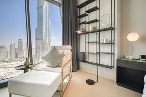 Une chambre moderne avec vue sur la ville, une table de chevet avec une lampe et une bibliothèque intégrée.