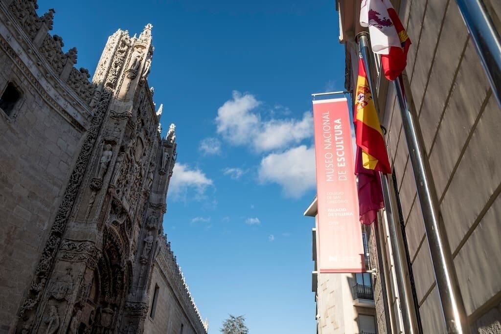 Edifici històric amb detalls arquitectònics complexos i un cel blau clar.