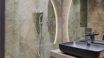 Kamar Double, pemandangan laut | Kamar mandi | Sandal dan handuk