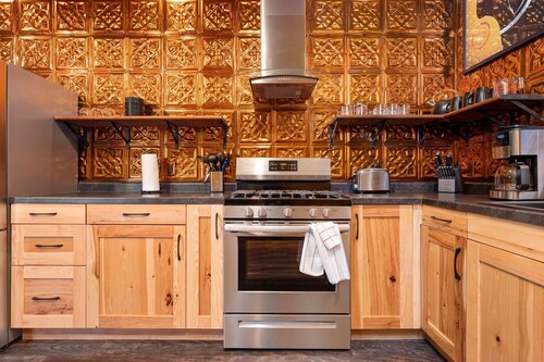 Just outside Traverse City Hot Tub King Bed Fire Place Full Kitchen PET Friendly