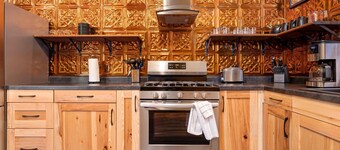 Just outside Traverse City Hot Tub King Bed Fire Place Full Kitchen PET Friendly