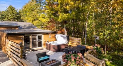 Just outside Traverse City Hot Tub King Bed Fire Place Full Kitchen PET Friendly