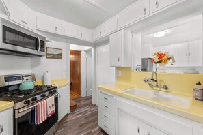 Jääkaappi, mikroaaltouuni, uuni, liesi