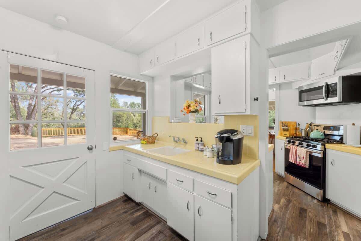 Jääkaappi, mikroaaltouuni, uuni, liesi