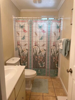 Regadera, secadora de cabello, toallas 