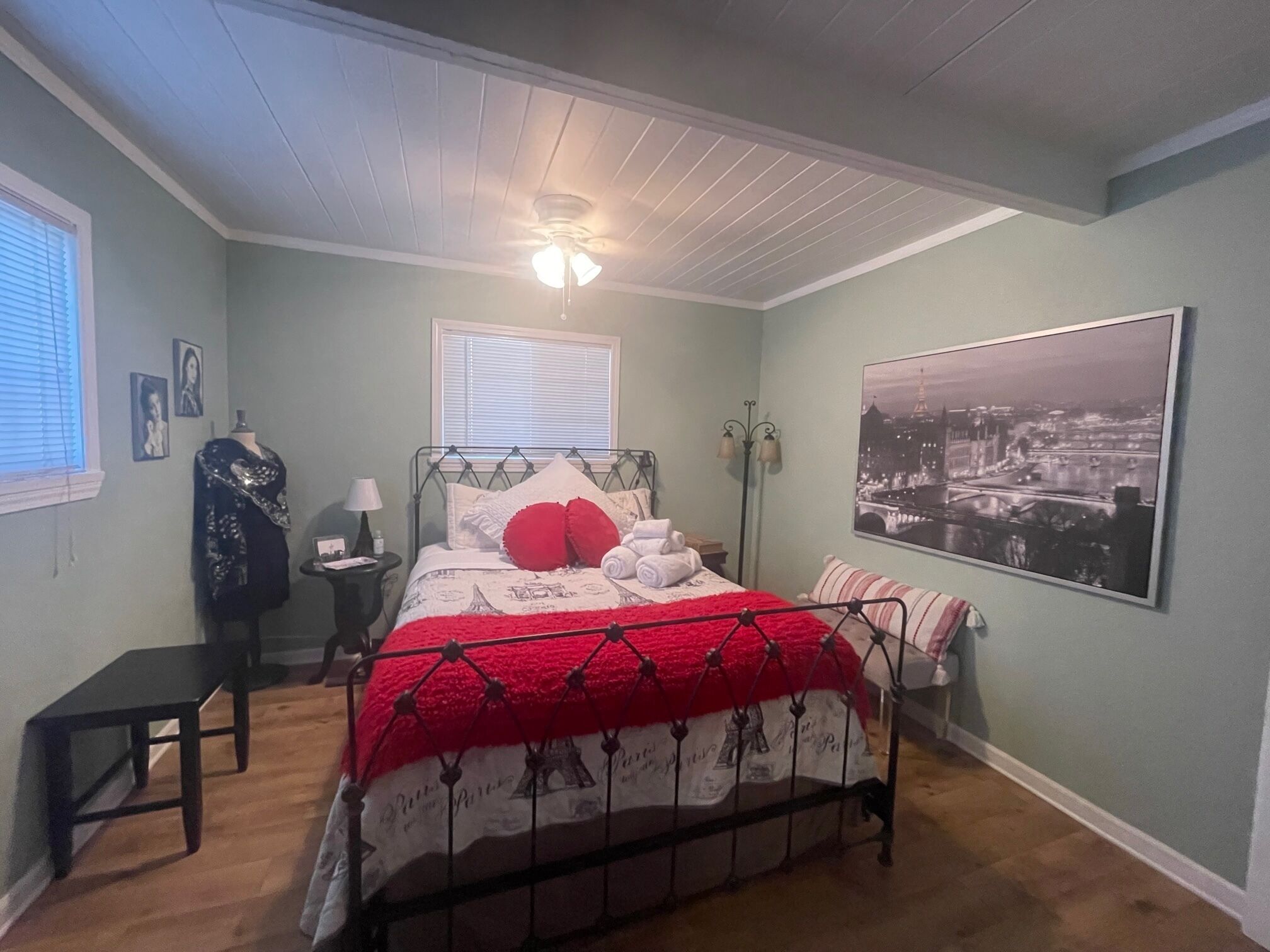 3 室のベッドルーム、デスク、アイロン / アイロン台、旅行用ベビーベッド