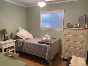 3 habitaciones, escritorio y tabla de planchar con plancha 