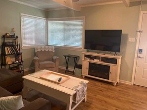 Älytelevisio, takka, videopelejä, työhuone