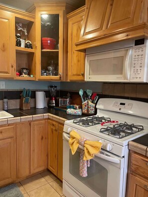 Jääkaappi, mikroaaltouuni, uuni, liesi