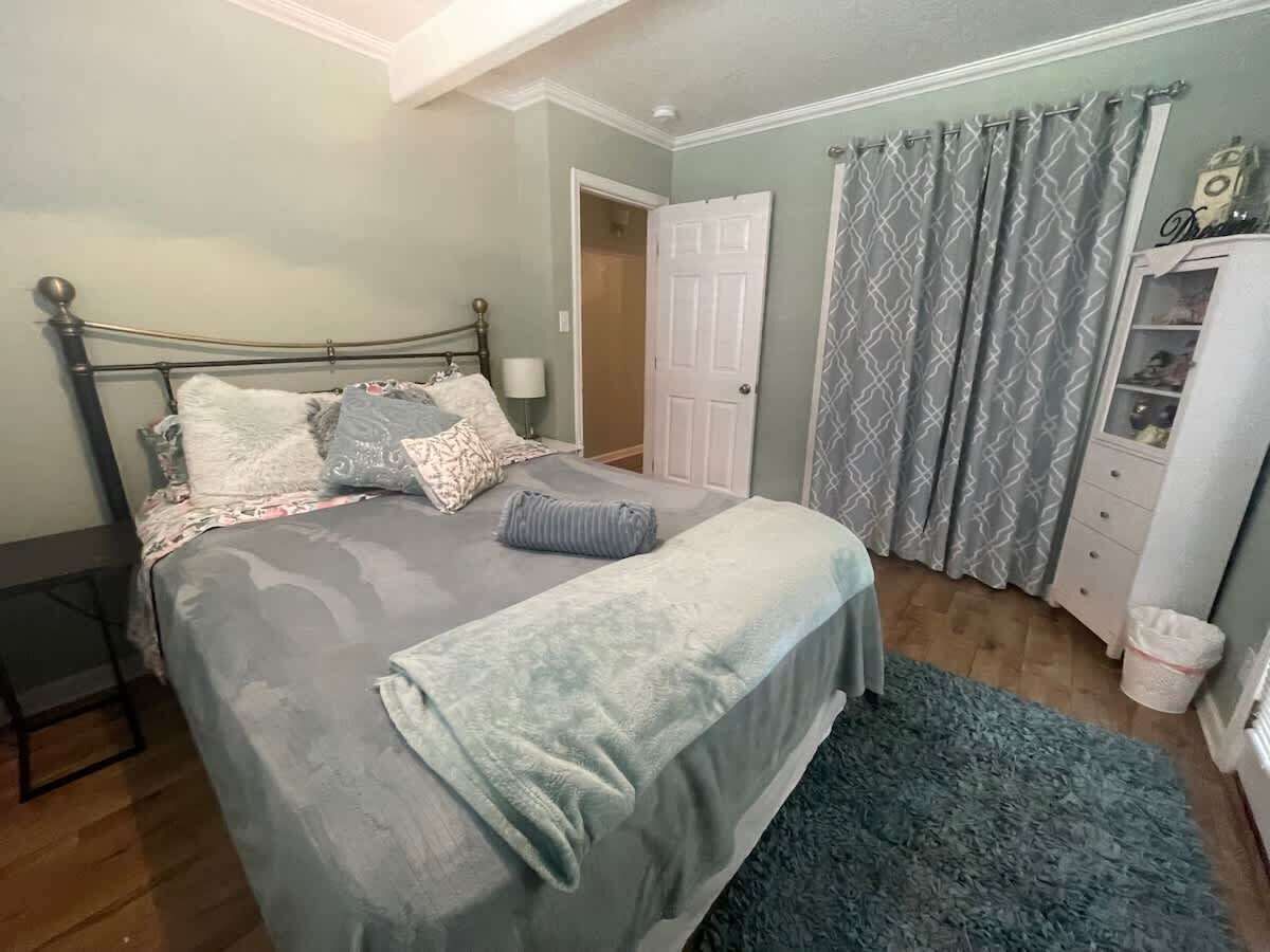 3 chambres, bureau, fer et planche à repasser, lit de bébé portatif