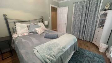 3 chambres, bureau, fer et planche à repasser, lit de bébé portatif