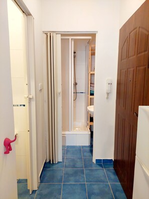 Dusche, Haartrockner, Handtücher, Toilettenpapier