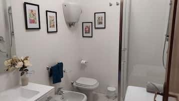 Doccia, asciugacapelli, asciugamani, sapone