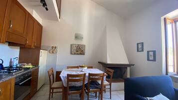 Frigorifero, forno, piano cottura, macchina per tè/caffè