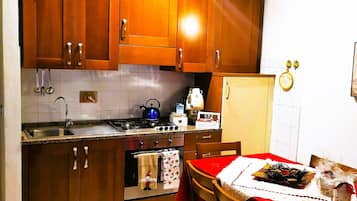 Kühlschrank, Ofen, Herdplatte, Wasserkocher mit Kaffee-/Teezubehör