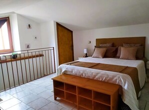 2 bedrooms, travel cot, free WiFi, bed sheets