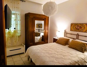 2 bedrooms, travel cot, free WiFi, bed sheets