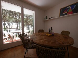 Refrigerador, microondas, utensilios de cocina y congelador 