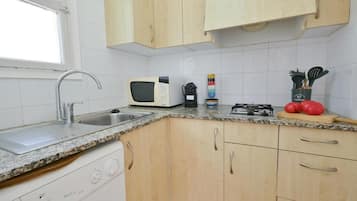 Frigorífic, microones i utensilis de cuina, vaixella i coberteria