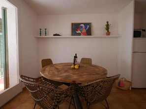 Fridge, microwave, cookware/dishes/utensils, freezer - Casa Marea (Palafrugell)