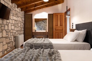 3 soverom, safe på rommet, strykejern/-brett og reiseseng for barn