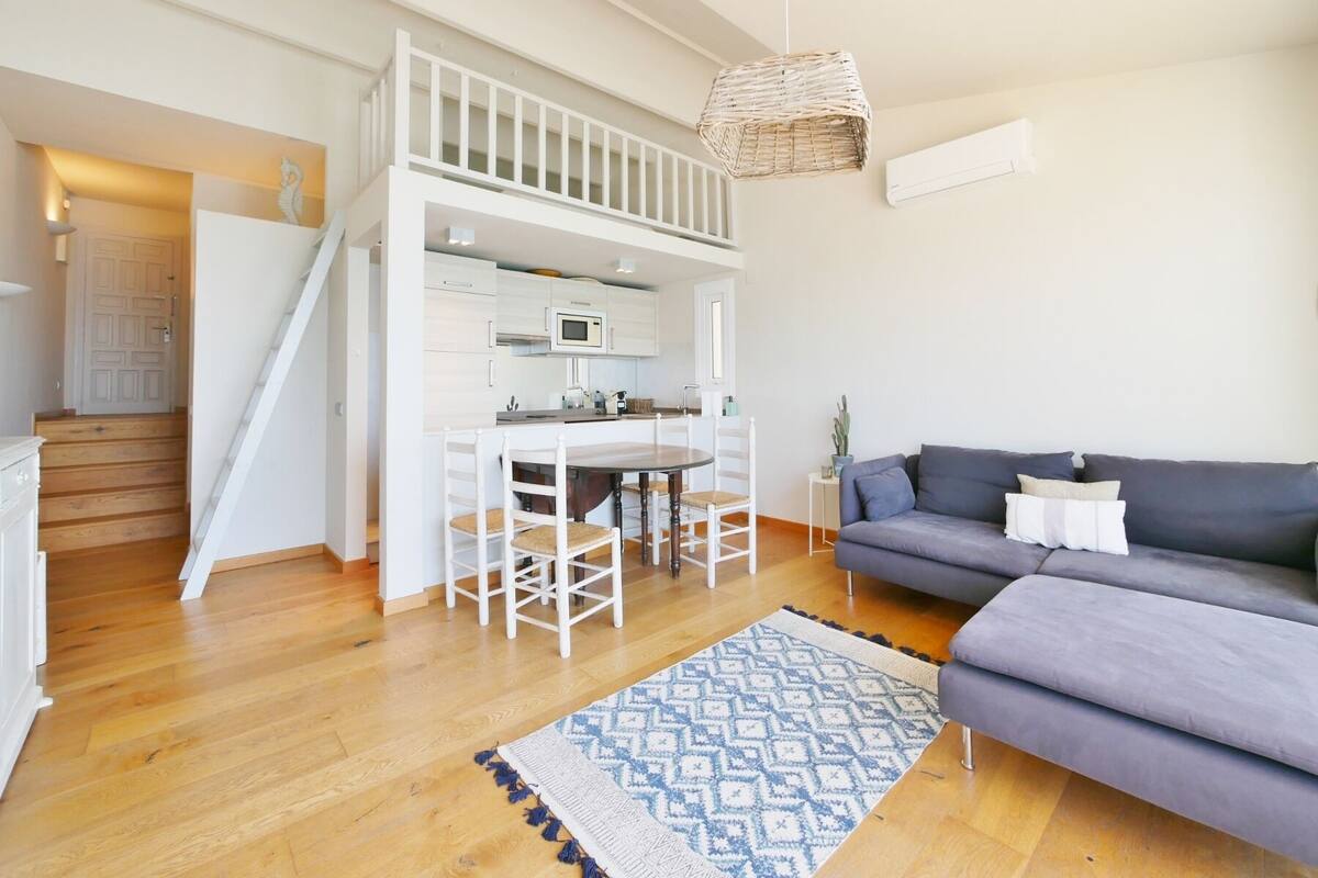 Un apartamento moderno con cocina, comedor y sala de estar.