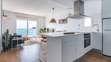 Appartement, 2 slaapkamers (Illa) | Privékeuken | Een koelkast/vriezer, een oven, een kookplaat, een vaatwasser
