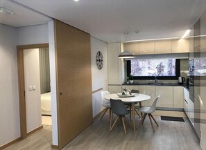 Vila Keluarga | Dapur pribadi | Lemari es besar, microwave, oven, dan kompor