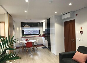 Vila família | Cozinha privada | Geladeira grande, micro-ondas, fogão, cooktop