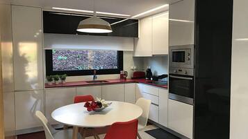 Vila Keluarga | Dapur pribadi | Lemari es besar, microwave, oven, dan kompor