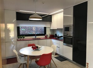 Family Villa | Private kitchen | Full-size fridge, microwave, oven, stovetop - Resort Natureza Villa Rio (Castanheira de Pêra)