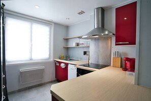 Frigorífico, microondas, horno y lavavajillas
