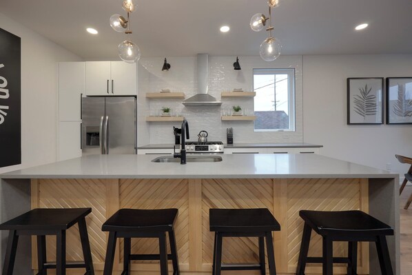 Fridge, microwave, stovetop, dishwasher