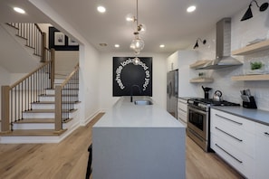Réfrigérateur, micro-ondes, plaque de cuisson, lave-vaisselle