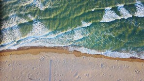 A sandy beach with waves crashing onto the shore. - La Maison Harmony holidays near Cabourg 2 à 12 p (Beuvron-en-Auge)