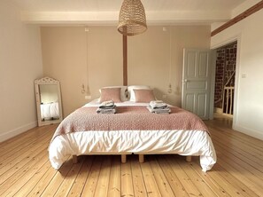 4 عدّة غرف نوم ومكتب ومكواة/لوح كي وسرير سفر