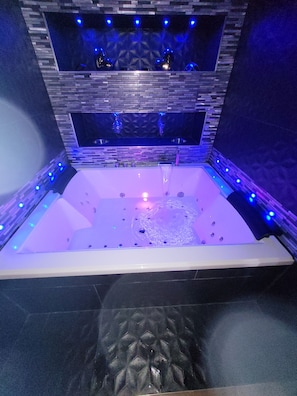 Douche, baignoire à jets, serviettes fournies, papier toilette