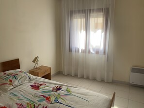 2 sovrum, skrivbord, strykjärn/strykbräda och gratis wi-fi