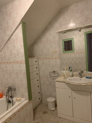 Banheira, secador de cabelo, toalhas de banho, sabonete