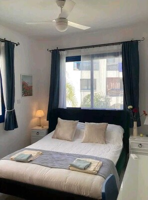 2 Schlafzimmer, Zimmersafe, Schreibtisch, Bügeleisen/Bügelbrett